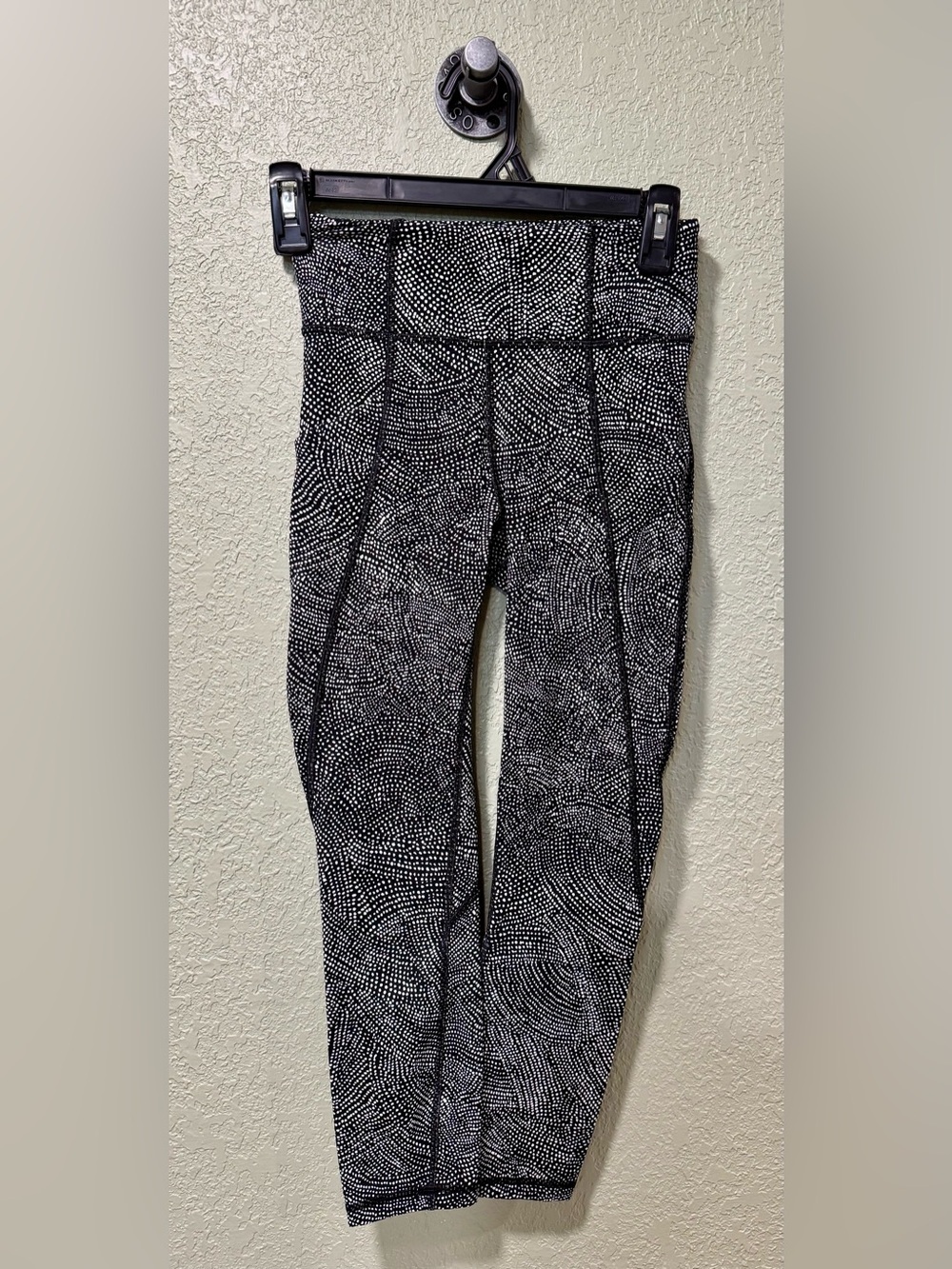 Lululemon Black & White Dot-Pattern Leggings Size 2